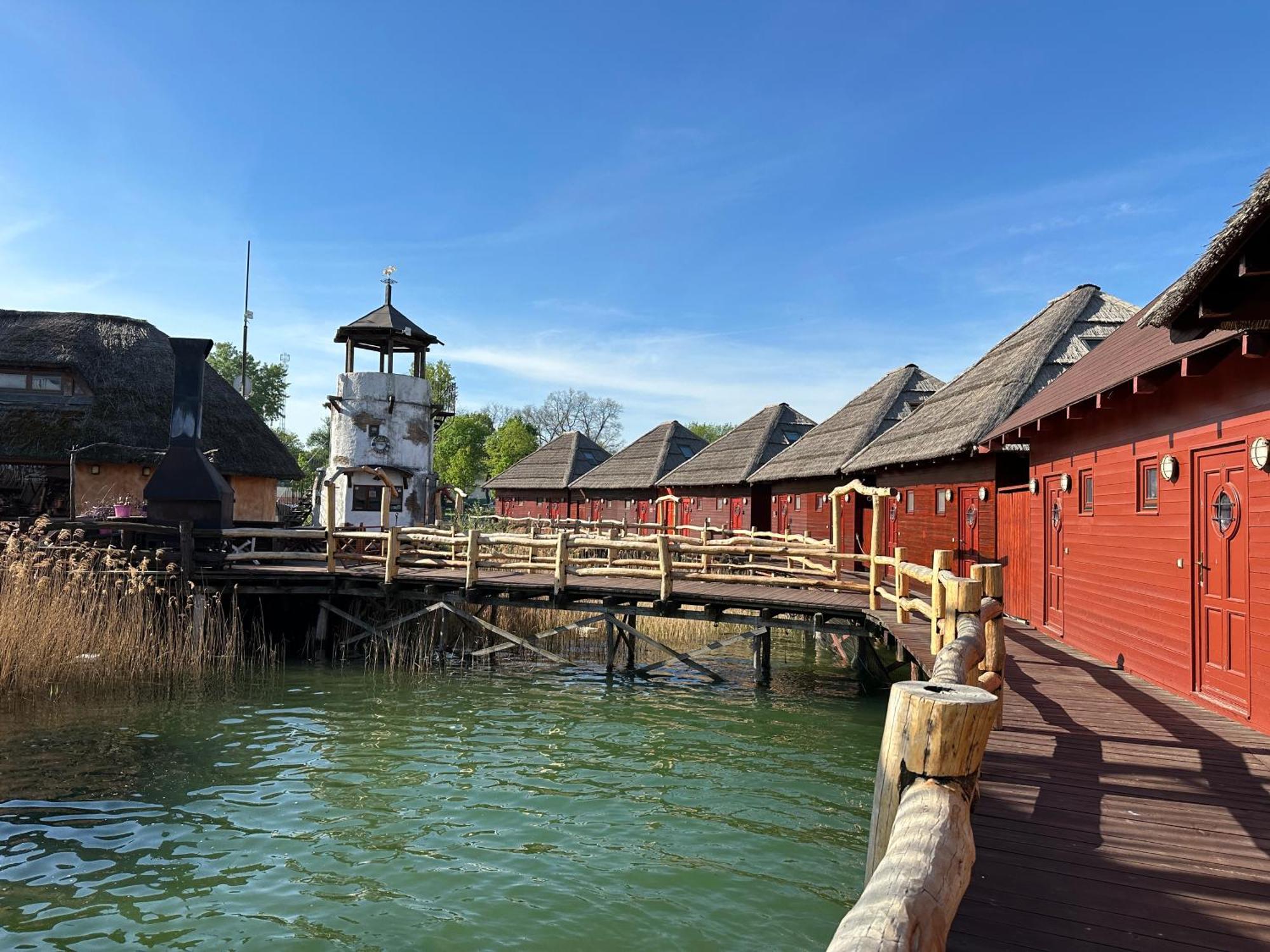 Tahiti Sunshine - Chatka Na Vode Senec Exterior foto