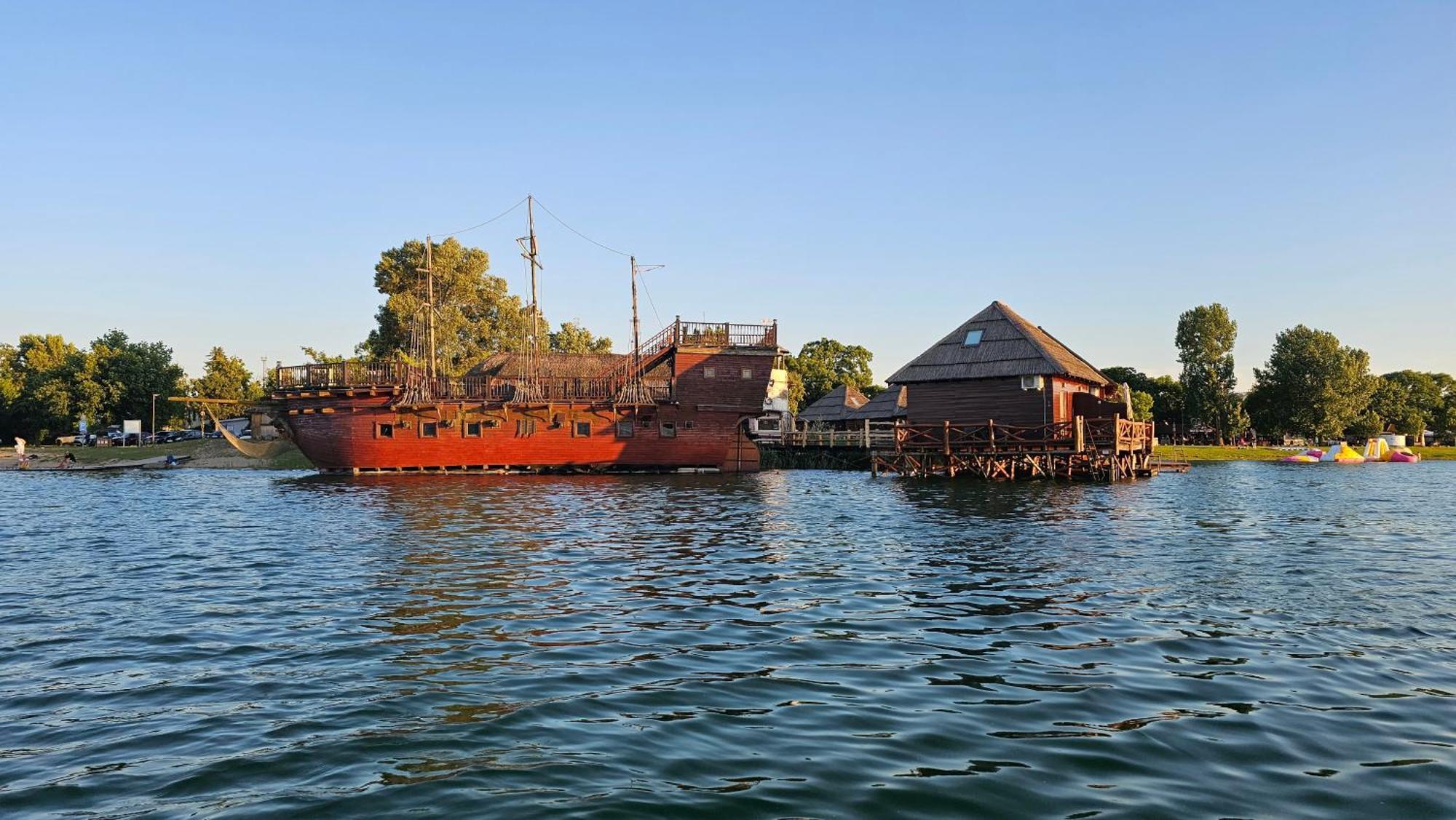 Tahiti Sunshine - Chatka Na Vode Senec Exterior foto