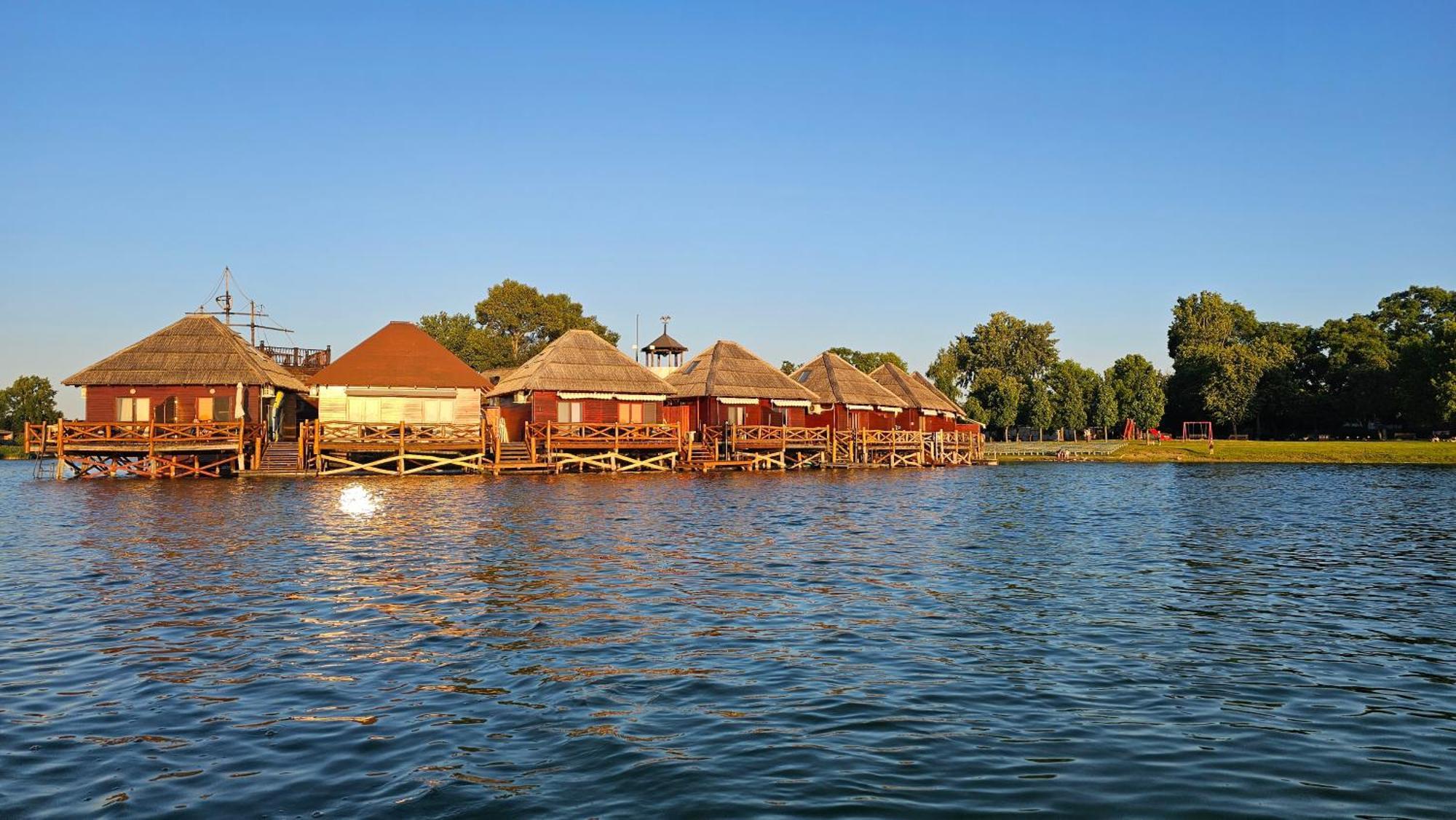 Tahiti Sunshine - Chatka Na Vode Senec Exterior foto